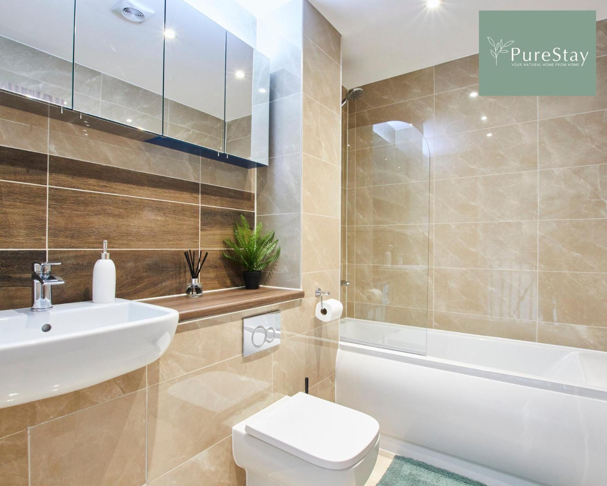 PureStay Manchester: 5-Bedroom Business Haven Exterior photo