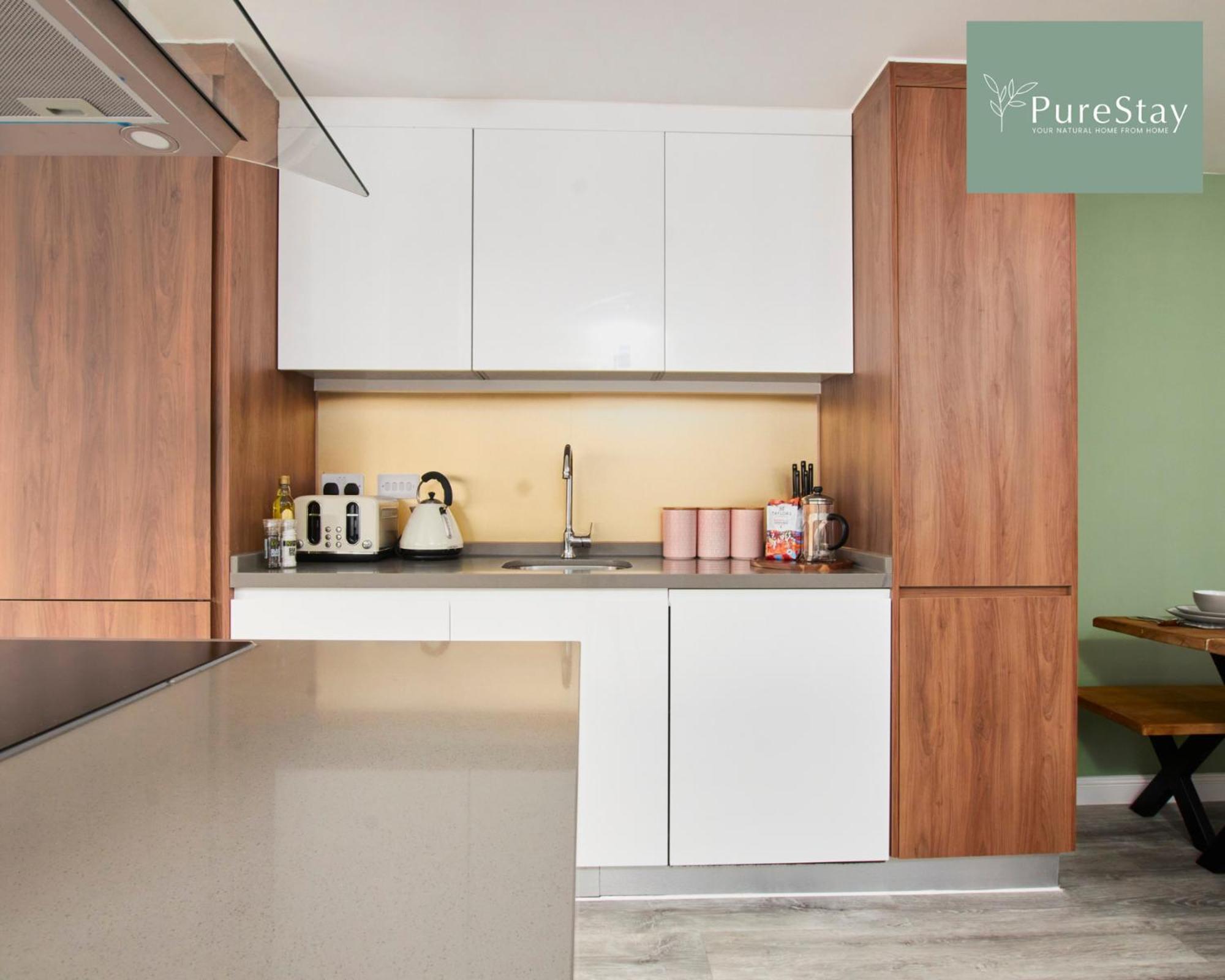 PureStay Manchester: 5-Bedroom Business Haven Exterior photo