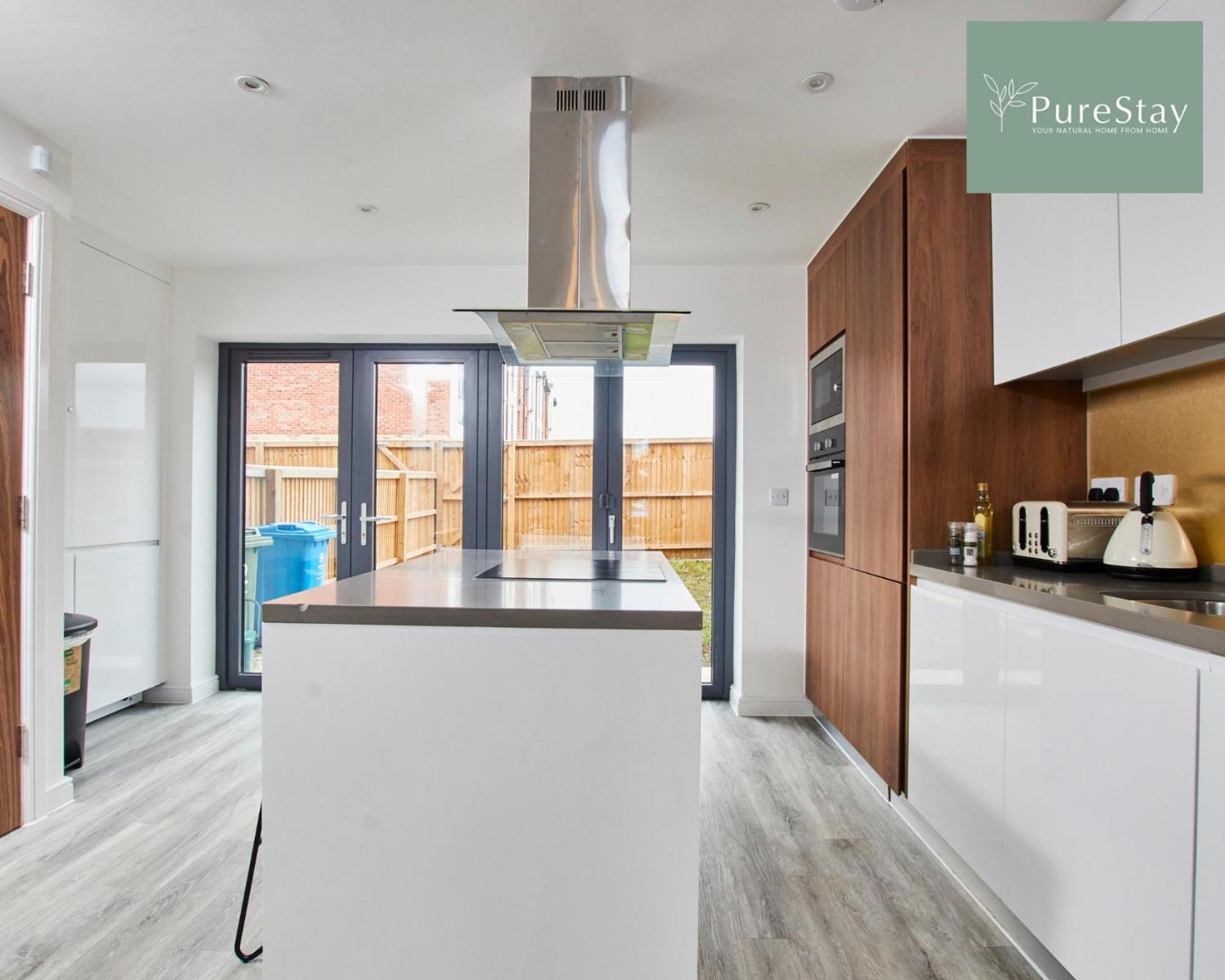 PureStay Manchester: 5-Bedroom Business Haven Exterior photo