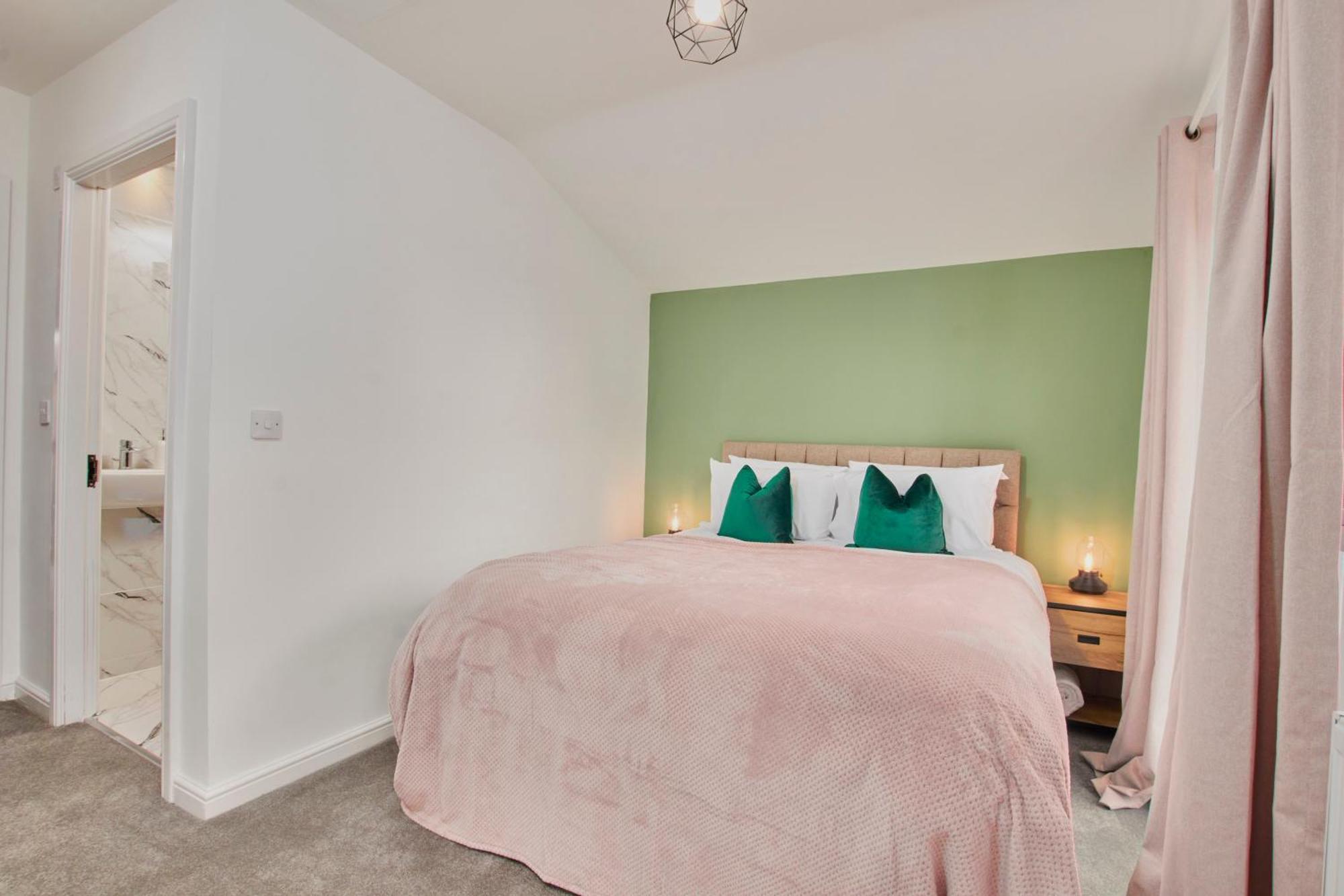 PureStay Manchester: 5-Bedroom Business Haven Exterior photo