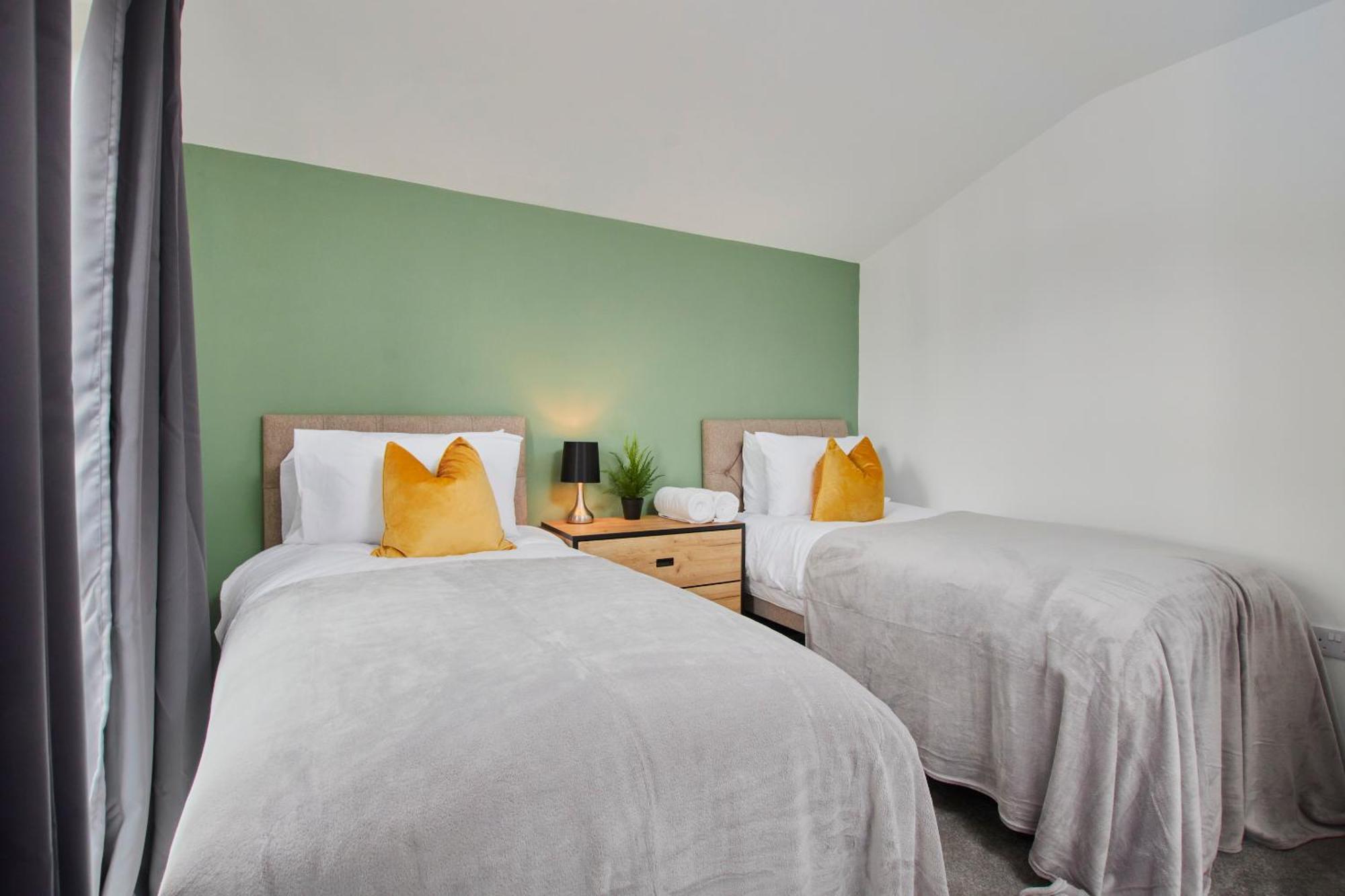 PureStay Manchester: 5-Bedroom Business Haven Exterior photo